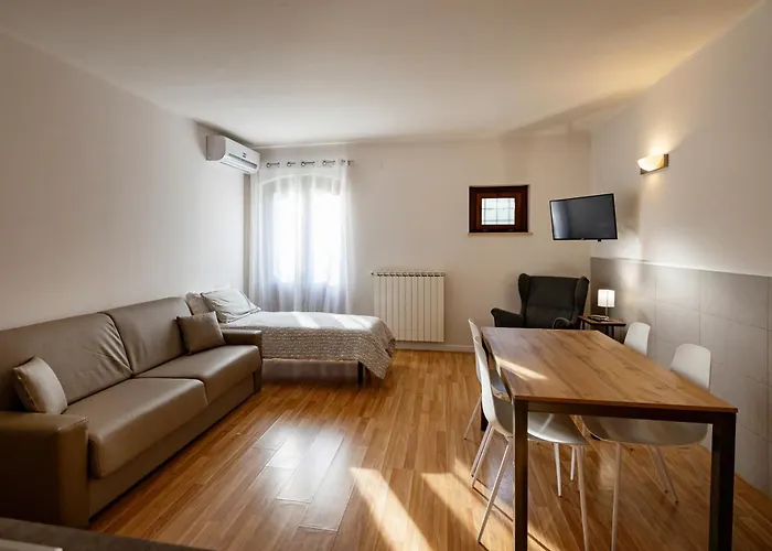 La Corte Dei Cavalieri مونتيفالكو